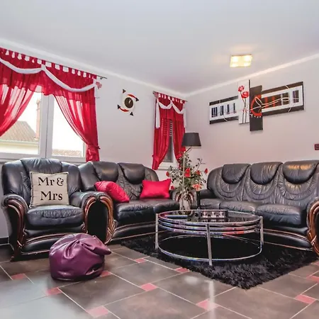 萨里奇公寓酒店 *