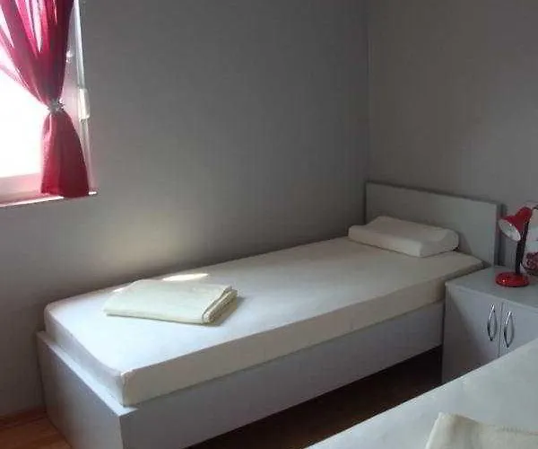 萨里奇公寓酒店 *