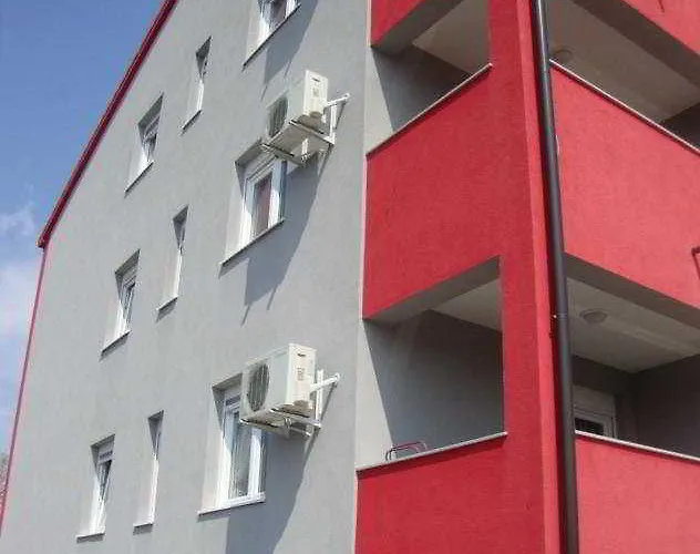 萨里奇公寓酒店 *